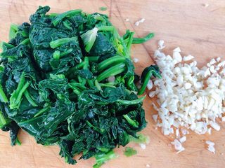 5、蒜蓉菠菜,蒜去皮洗净拍成蒜粒菠菜切成小段