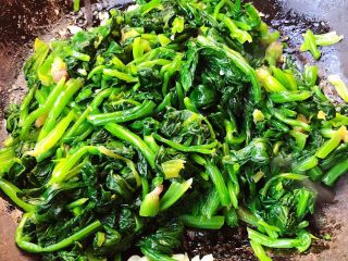 7、蒜蓉菠菜,放入菠菜大火快速翻炒