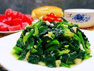 11、蒜蓉菠菜,再来一盘西瓜????就更加爽口啦