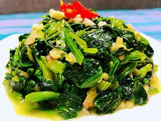 9、蒜蓉菠菜,爽口蒜蓉菠菜装入盘中摆上红辣椒瞬间颜值爆表