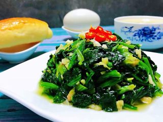 10、蒜蓉菠菜,搭配小餐包、鹅蛋、大米粥就是标配的早餐
