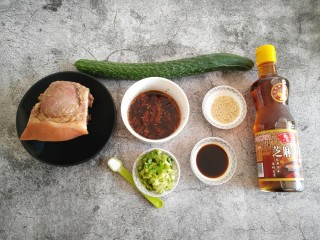 1、凉拌猪头肉,准备所需食材