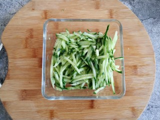 2、凉拌猪头肉,黄瓜洗净擦丝。