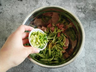 6、凉拌猪头肉,香菜末。