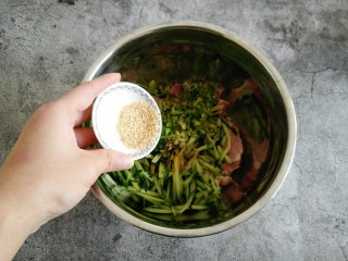 7、凉拌猪头肉,熟芝麻（熟芝麻一定要自己炒的那种 吃到嘴里超级香 买的那种熟芝麻 是没有香味的 一次可以多炒点 晾凉放保鲜盒 随吃随用  依然会很香）。