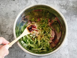 8、凉拌猪头肉,辣椒油。