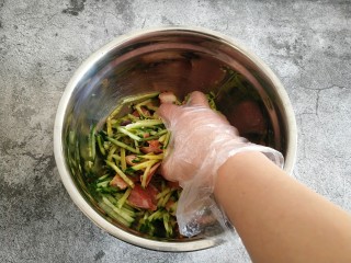 10、凉拌猪头肉,抓拌均匀即可。