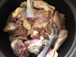 1、春笋炖鸡,土鸡半只洗净斩块