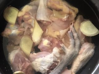 4、春笋炖鸡,加清水没过鸡块