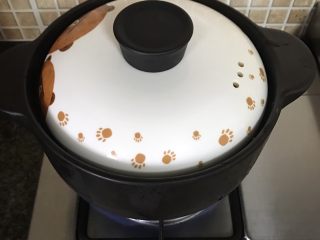 5、春笋炖鸡,加盖大火煮开