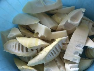 8、春笋炖鸡,春笋剥壳切滚刀