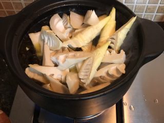 10、春笋炖鸡,加入笋块