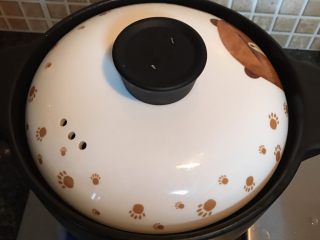 13、春笋炖鸡,盖上锅盖大火煮开后转小火煮15分钟