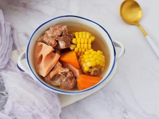 13、猪骨莲藕玉米胡萝卜汤,成品图