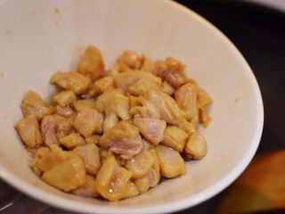 9、酱爆鸡丁,锅中油烧热，大火，放入鸡丁炒至段生后盛出备用。