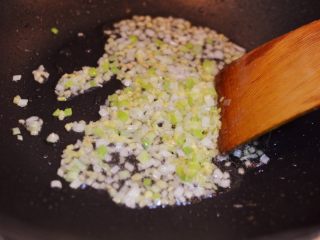 10、酱爆鸡丁,锅中留底油烧热，放入姜末和葱末炒香。