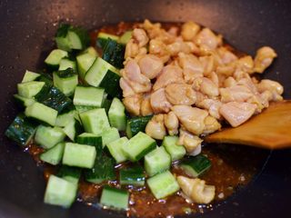 12、酱爆鸡丁,放入黄瓜和鸡丁。