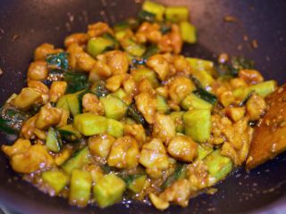 13、酱爆鸡丁,翻炒至被酱汁均匀包裹即可关火。