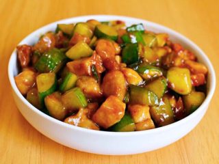 14、酱爆鸡丁,装盘。