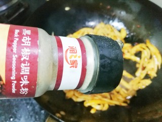 8、比肉还好吃的手撕杏鲍菇,一勺老抽，一勺蚝油，搅拌均匀，一勺胡椒粉。