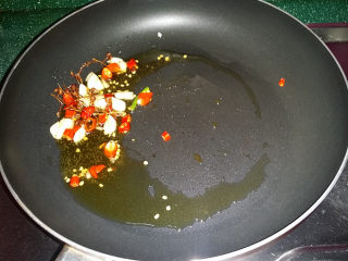 8、口水鸡,另起锅烧热倒油，丢入花椒、蒜呢和干辣椒沫爆香