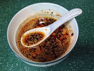 9、口水鸡,迅速倒入浇汁碗中，拌匀