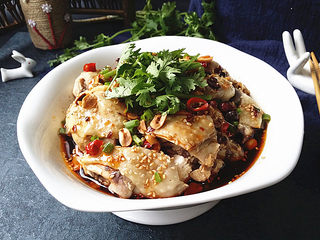 11、口水鸡,最后撒些香菜装饰即可