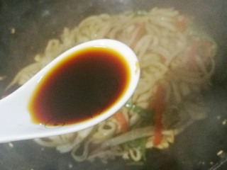 7、低脂低卡的手撕杏鲍菇,加2勺生抽,一勺蚝油。