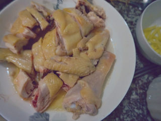 9、白切鸡,将鸡肉斩成块