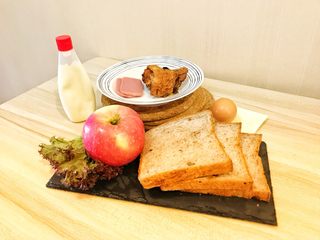 1、超美味全麦三明治????,这些是我们所需要的基本材料