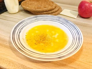 3、超美味全麦三明治????,搅匀后，撒入适量黑胡椒碎。