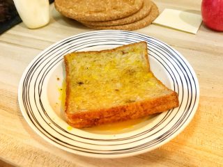 4、超美味全麦三明治????,取一片全麦面包片正反都裹上调好的蛋液，蛋液吸进面包片里会更好。（注意一下，只有一片沾了上蛋液）