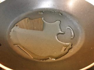 5、超美味全麦三明治????,锅中小火倒橄榄油。