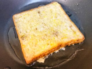 6、超美味全麦三明治????,将面包片放进去慢慢煎。