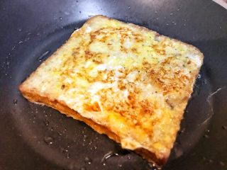 7、超美味全麦三明治????,煎至两面金黄即可。