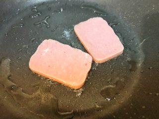 8、超美味全麦三明治????,用剩下的油，煎一下三明治肠。