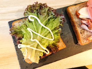 9、超美味全麦三明治????,取一块没有粘蛋液的全麦面包片铺上香菜，挤上沙拉酱。