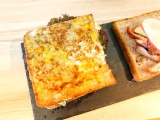 11、超美味全麦三明治????,然后盖上沾了蛋液煎过的面包片。