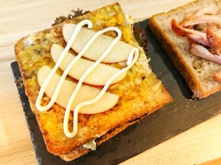 12、超美味全麦三明治????,摆上苹果片，挤上沙拉酱。