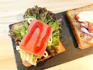 10、超美味全麦三明治????,然后放上三明治肠，挤上蕃茄酱。