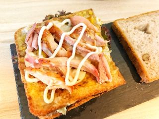 13、超美味全麦三明治????,然后将撕条的鸡肉摆在上面，再挤上沙拉酱。