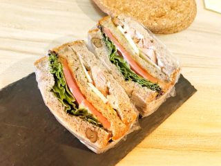 14、超美味全麦三明治????,最后一步放上全麦面包片，裹上保鲜膜，对半切开，放在盒子里，第二天一早就可以享用啦～