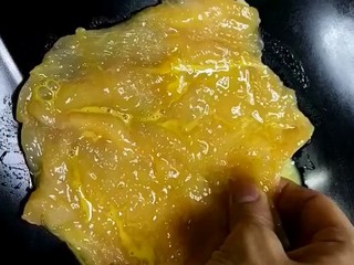 4、自制炸鸡排,裹上鸡蛋液