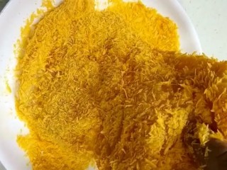 7、自制炸鸡排,最后裹上面包糠