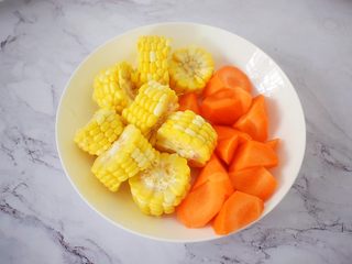 4、猪骨莲藕玉米胡萝卜汤,玉米切成小块，胡萝卜去皮切成小块