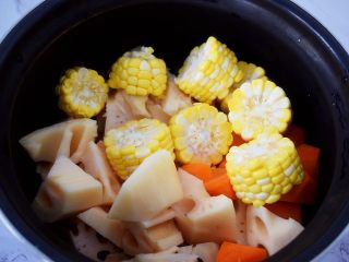 8、猪骨莲藕玉米胡萝卜汤,加入玉米和胡萝卜