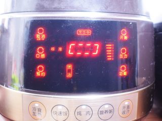 10、猪骨莲藕玉米胡萝卜汤,放入高压锅中，盖上锅盖，启动“煲汤”程序，然后坐等汤出锅