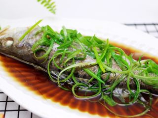 19、鲜美无比的粤式清蒸鲈鱼,嘻嘻，现在可以享受美味咯，宝贝多吃了一碗米饭。