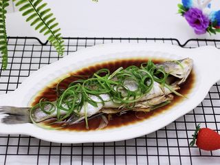 20、鲜美无比的粤式清蒸鲈鱼,成品一