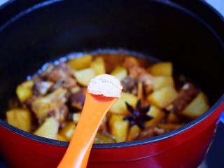 13、排骨炖土豆,炖煮肉烂土豆软糯时加入鸡精